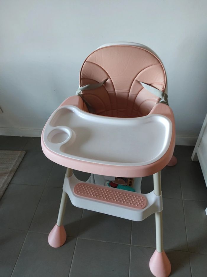 Chaise haute bébé fille