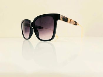 Lunette de soleil femme rectangulaire noire bras léopard verres dégradés uvprotection catégorie 3