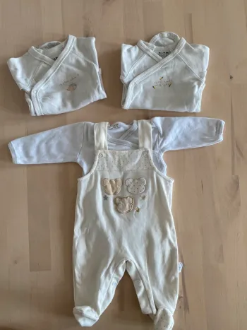 Lot 3 bodys + salopette - taille 1 mois