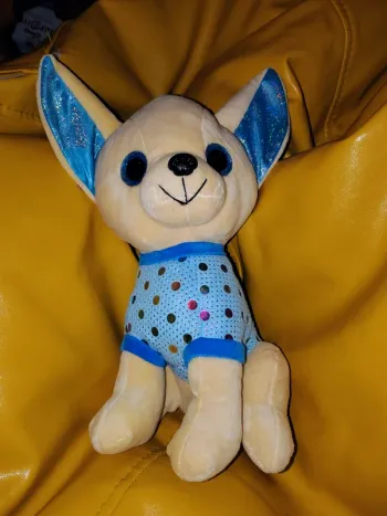 Chien Chihuahua Toys Compagny 32X 24 CM Peluche beige gris yeux tee shirt bleu