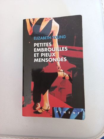 Livre de poche Petites embrouilles et pieux mensonges