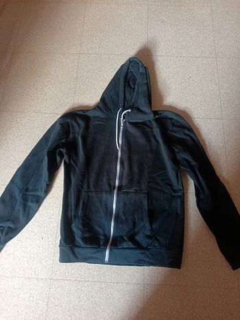 Un sweat avec capuche xl