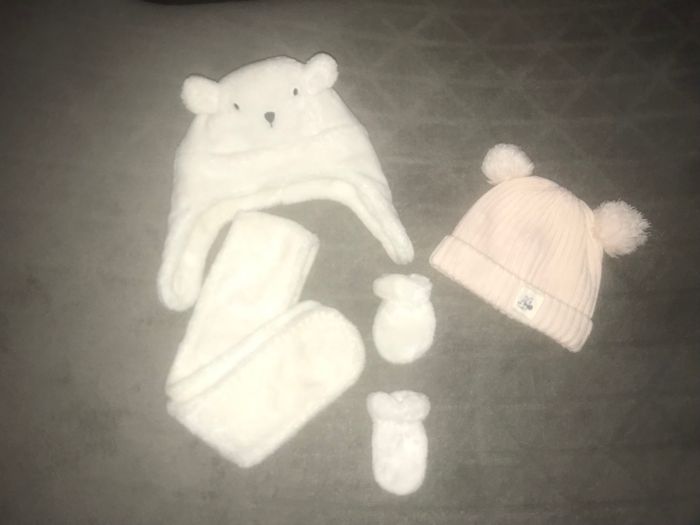 1 ensemble bonnet écharpe + un bonnet