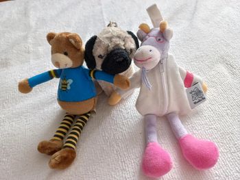Lot de 3 peluches,dont un avec porte clé et l autre petit porte monnaie