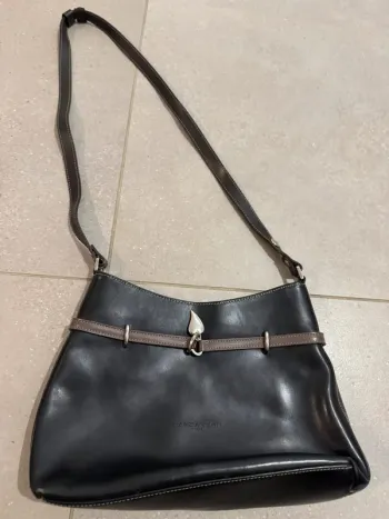 Sac à bandoulière noir Lancaster, bon état mais quelques traces dans les coins, 29*19cm