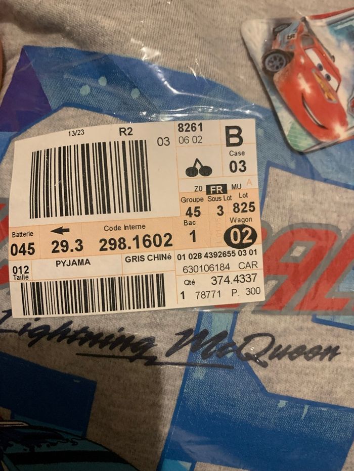 Pyjama cars en velour neuf taille 12ans plus serviette 136/68cm - photo numéro 4