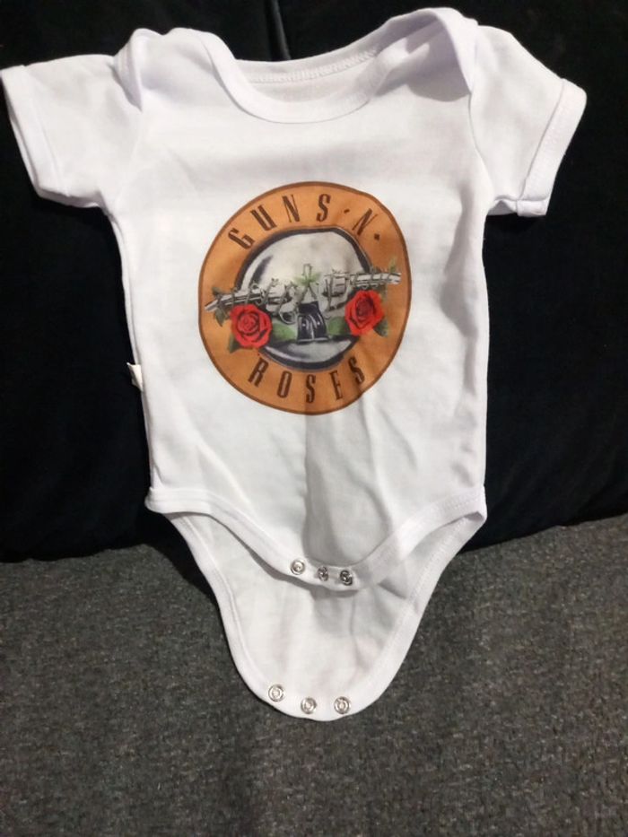 Body aliexpress taille 0/3mois Guns n'roses