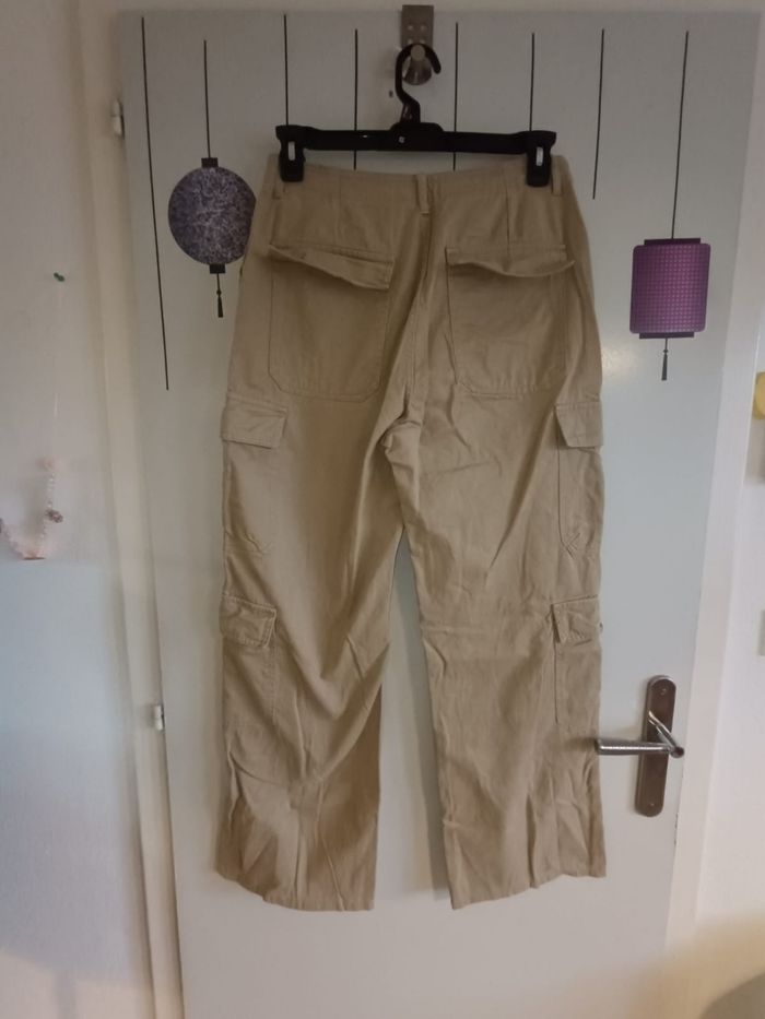 Lot comprenant 
- une jupe noir de marque Gérard Pasquier en taille 40, 
- un pantalon cargos marron crème de marque Primark Care en taille 40 - un jeans bleu clair de marque Primark Care en taille 40 - photo numéro 5