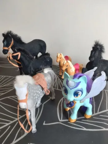 Lot de jouets chevaux et licorne