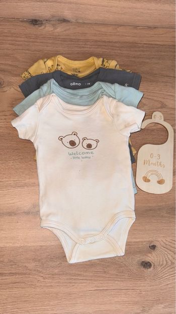 Lots de 4 body  bébé taille 0-3 mois