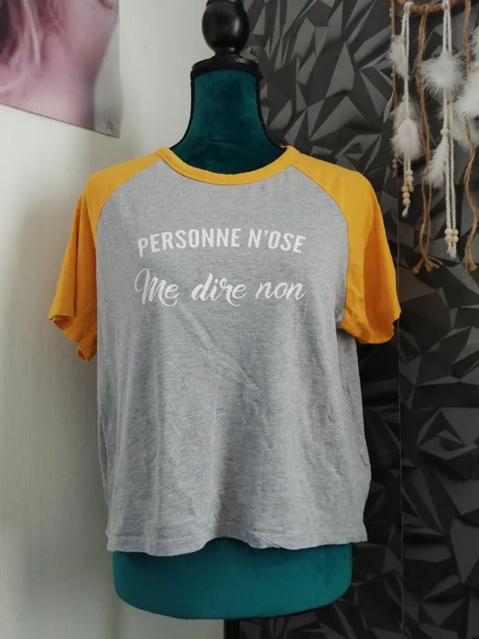 Tee-shirt gris à message avec manches moutarde / jennyfer / (L)