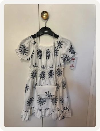 Robe blanche à détails bleus