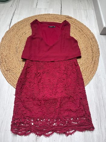 Robe rouge bordeaux dentelle broderie