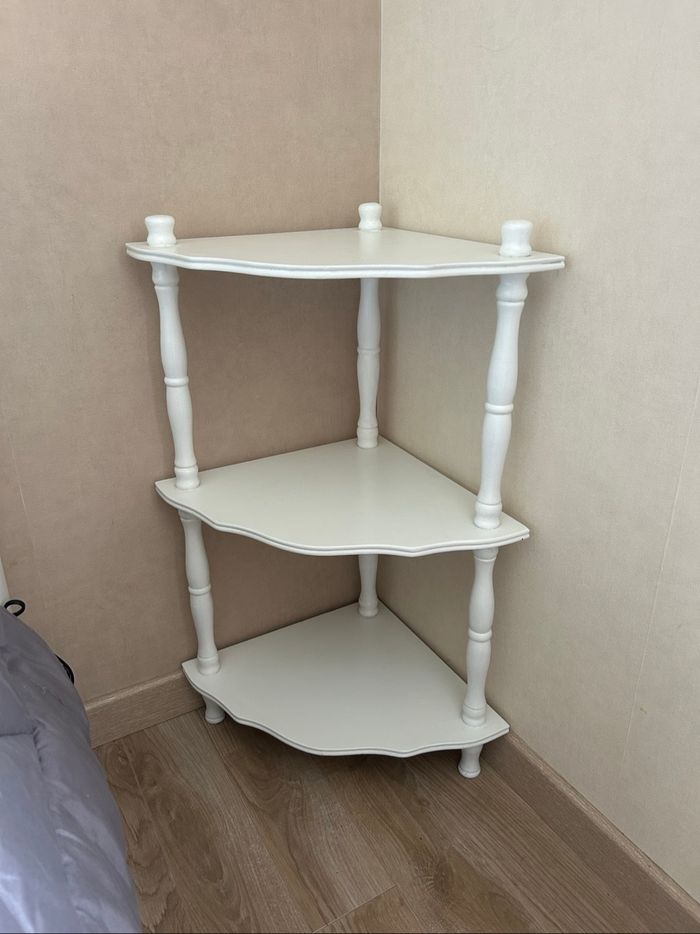 Étagère d’angle blanche 3 niveaux – pieds tournés, style classique
