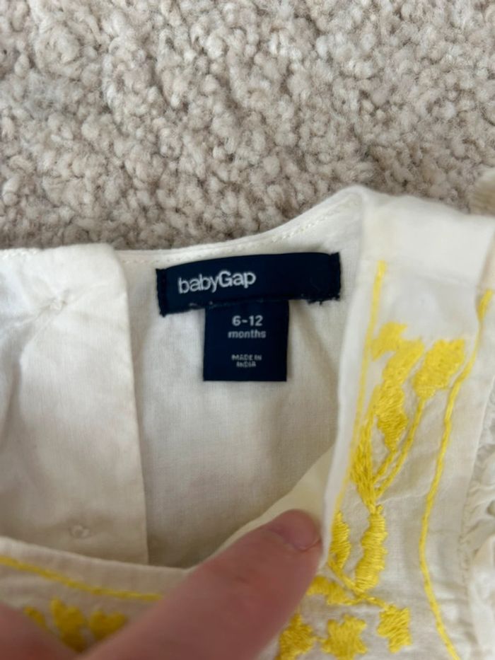 Barboteuse / Combishort blanche avec broderies jaune - baby gap - 6/12 mois - photo numéro 2