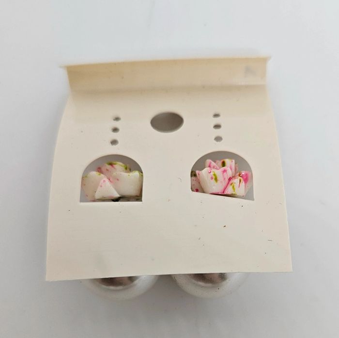 Paire de boucles d'oreilles.
Neuve.
Fleur 1 - photo numéro 4