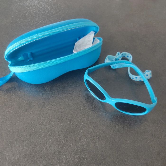 Lunettes de soleil bébé + pochette