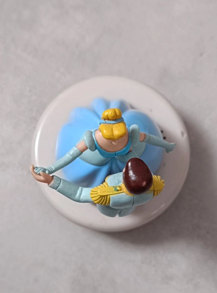 Figurine musicale avec Cendrillon et son prince - photo numéro 3