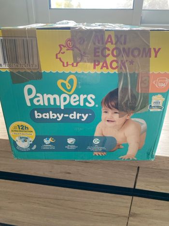 Carton de  136 couches  Pampers