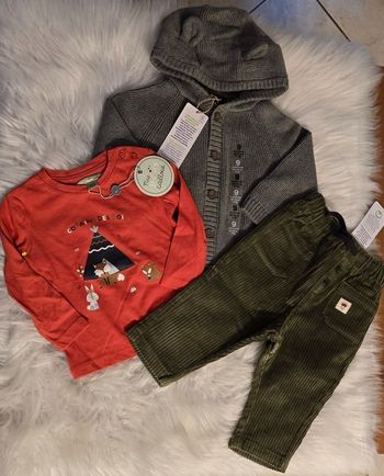 Neufs (non portés)🏷🏷🏷💙🤩😍 superbe ensemble teeshirt ml et pantalon velours 9 mois garçon 💙😍🤩