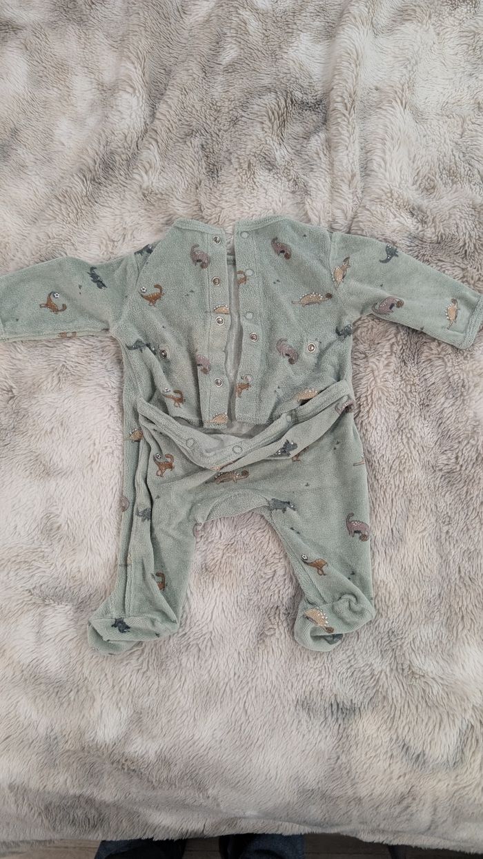 Lot de deux pyjamas Kiabi taille 1 mois - photo numéro 4