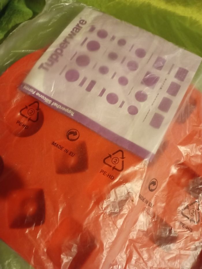 🖤 TUPPERWARE NEUF. MOULE CHOCOLAT. ROUGE. - photo numéro 2