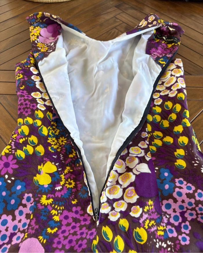 Robe évasée vintage Jean Biolay taille M année 70 à grosse fleurs violette - bon état - photo numéro 7