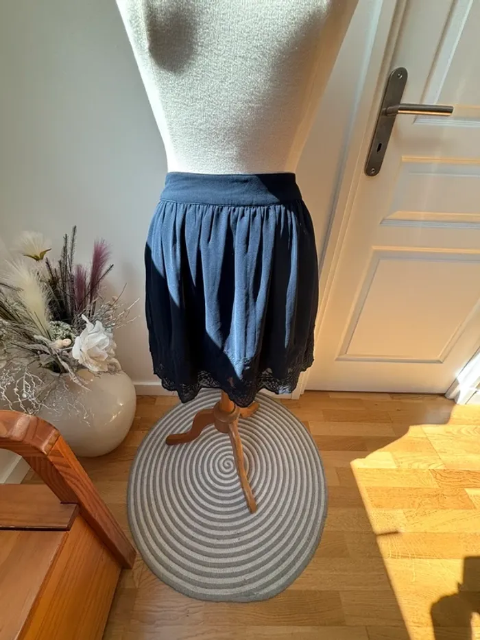 Sublime jupe courte bleu marine et dentelle brodée - Camaïeu - T38 - photo numéro 9