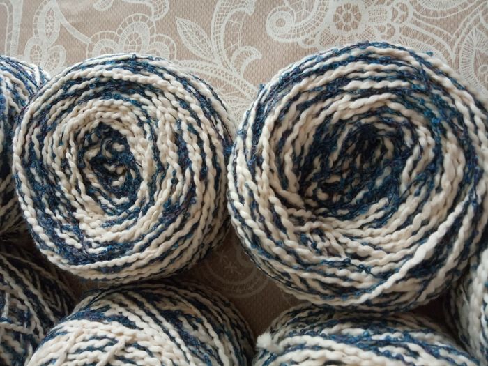 Lot de 7 Pelotes Fantaisies effet Bouclettes Blanc et Tons Bleus (700g) - photo numéro 2