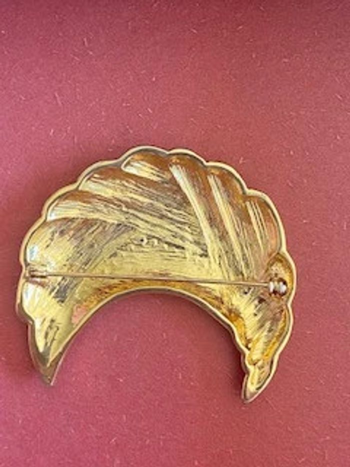 Broche vintage lune en métal doré et strass argenté - photo numéro 2