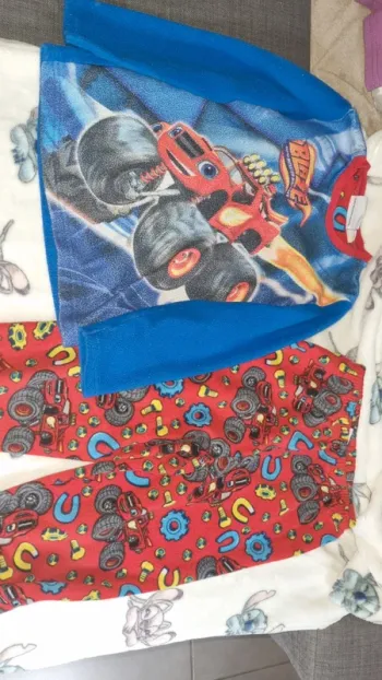 Pyjama polaire blaze et les monster machines 5/6 ans en bon état