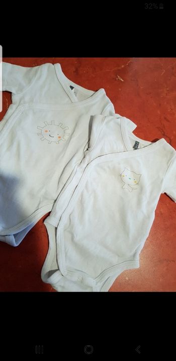 Lot de 2 bodies bébé taille 1 mois