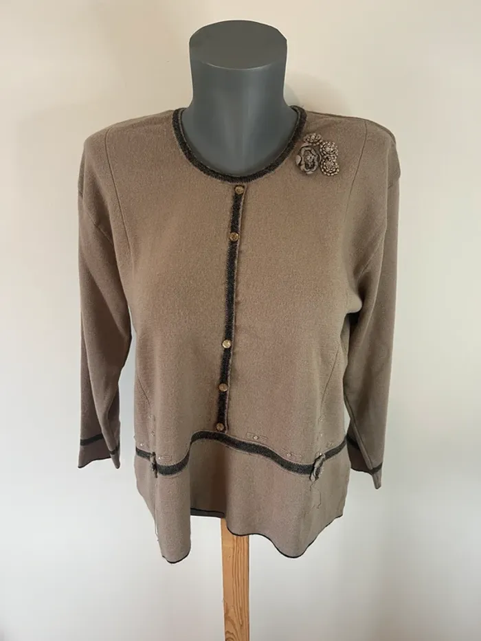 Pull 3/4 marron clair Griffon – fleurs en relief, perles décoratives, laine & acrylique, taille 6