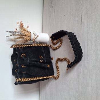Sac seau bandoulière noir Guess en velours - 100% vrai cuir – chaîne dorée