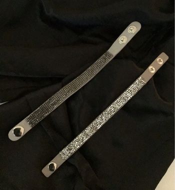 Deux jolis bracelets gris et argenté réglables