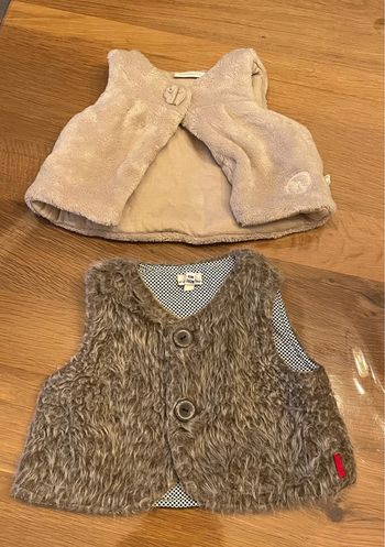 2 fourrures sans manches 12 mois