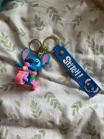 porte clés Disney Stitch fait du vélo REF 18