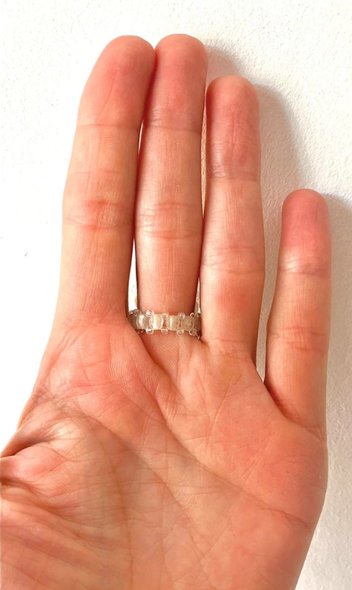 Bague ajustable avec petites perles transparentes - photo numéro 4