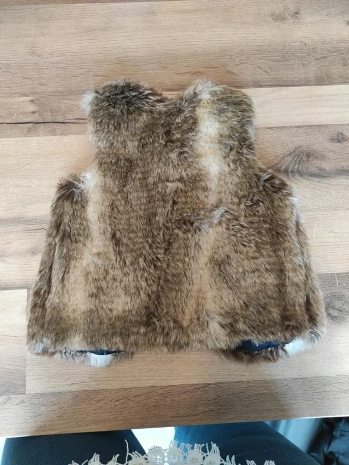 Gilet oshkosh étiqueté 3 ans mais taille grand - photo numéro 4