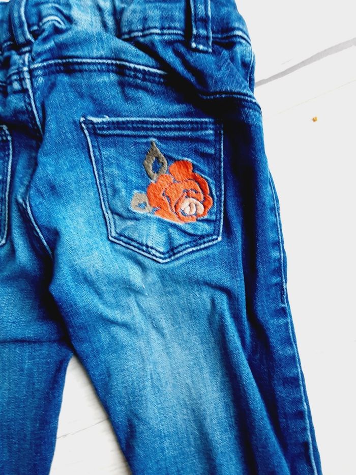 Vêtement fille pantalon jean bleu motif rose 4 ans - photo numéro 4