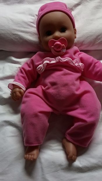 Poupon fille avec 2 tenues