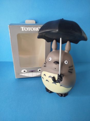 Figurine Totoro sous son parapluie