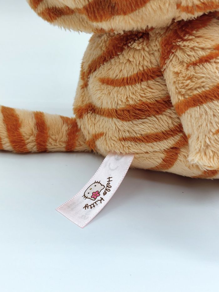 Petite Peluche doudou Hello Kitty déguisé en tigre chat SANRIO 17 cm assis - photo numéro 4