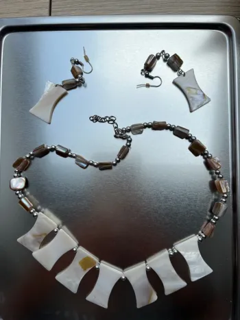 Parure collier et boucles d’oreilles nacré