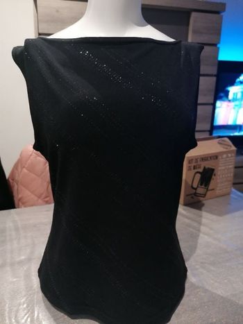 Haut noir et lignes brillantes