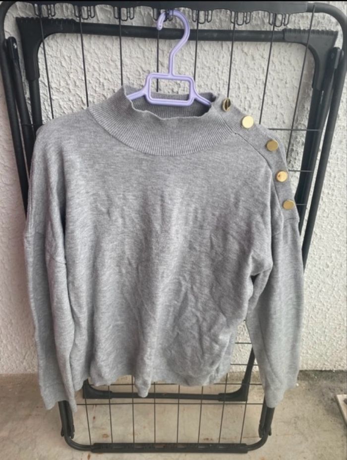 Pull gris boutons dorées - photo numéro 3