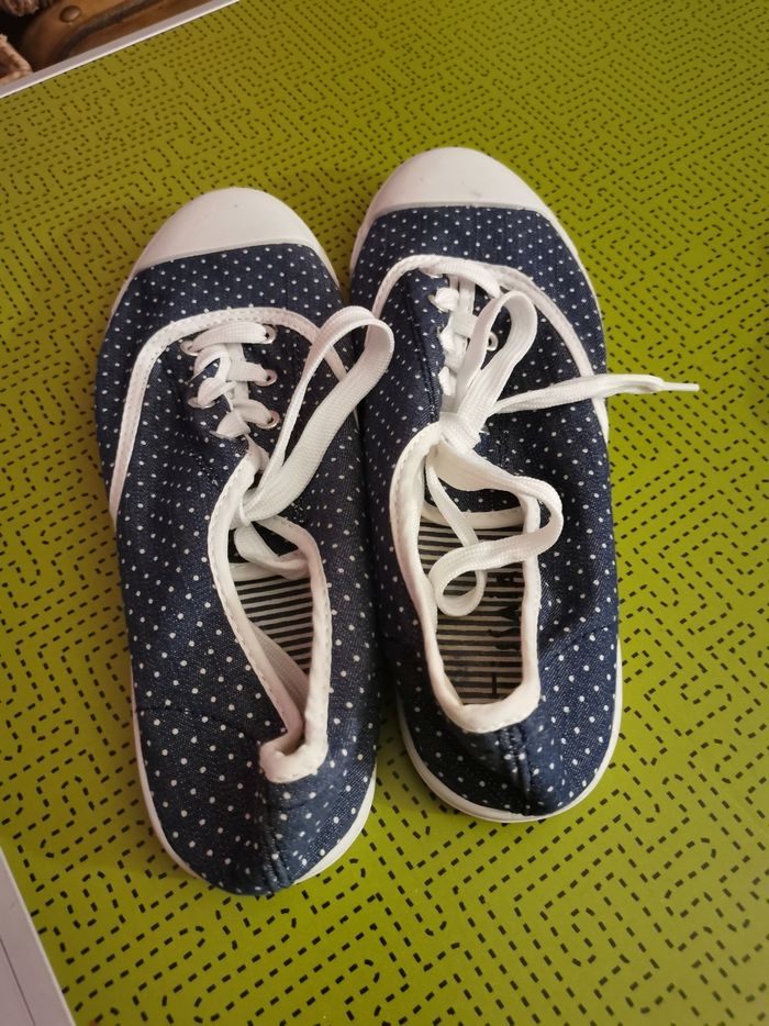 Basket basse à motifs points blancs, bleu marine blanc