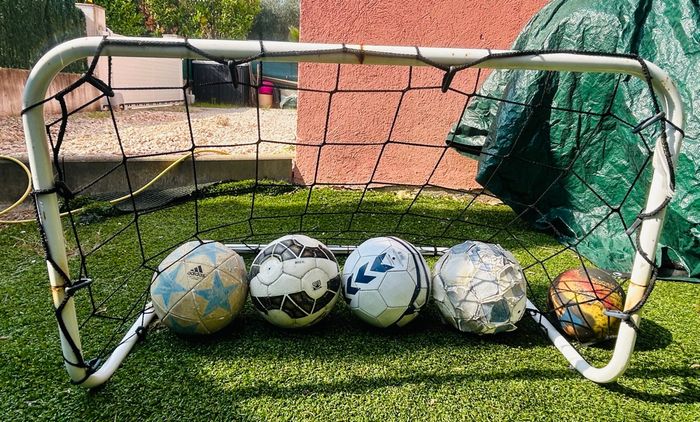 Cage de foot avec 4 ballons de foot - photo numéro 2