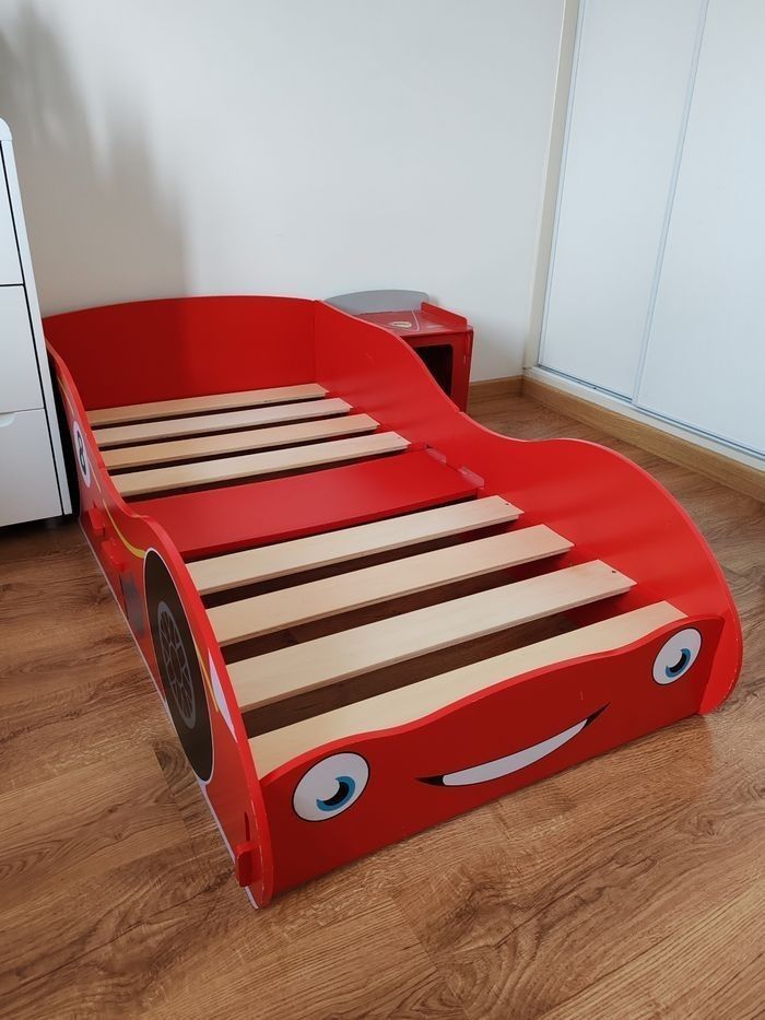 Lit voiture rouge avec matelas (140x70) + commode assortie - photo numéro 4
