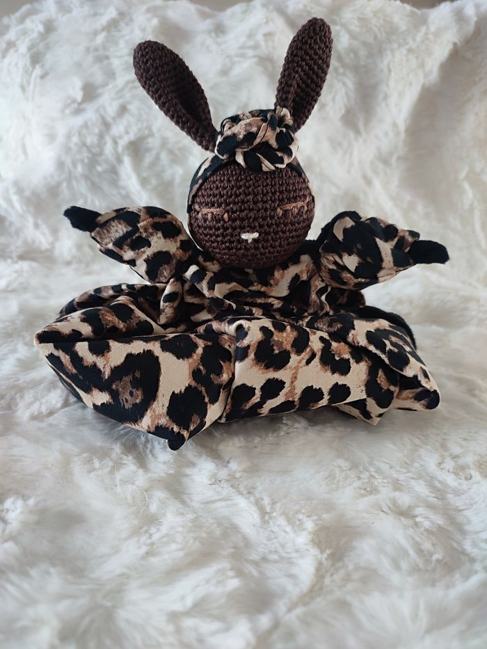 Doudou lapin noir au crochet avec tissu léopard et minki noir - photo numéro 3